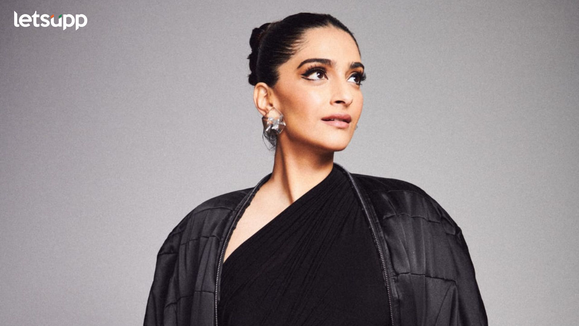 Sonam Kapoor: फॅशनची आवड पूर्ण करण्यासाठी उधार घेऊन कपडे घालते, अभिनेत्रीने केला खुलासा Sonam Kapoor: फॅशनची आवड पूर्ण करण्यासाठी उधार घेऊन कपडे घालते, अभिनेत्रीने केला खुलासा
