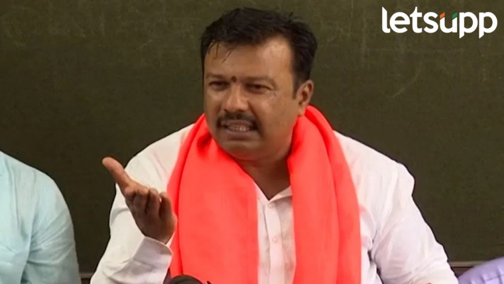 माझा देह गेला तरी चालेल; अजय महाराजांचा फडणवीसांच्या बगल्यासमोर ठिय्या, पोलिसांनी घेतलं ताब्यात