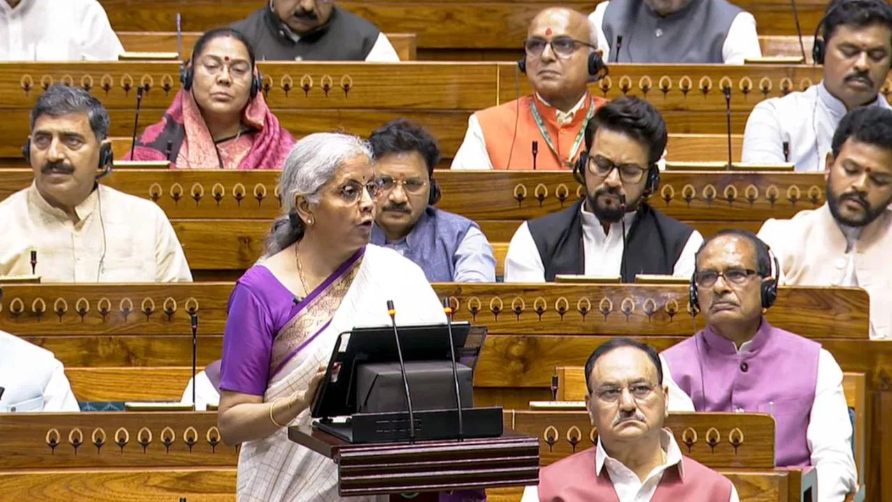 नोकरदारांची चांदी! पहिलाच जॉब करणाऱ्यांच्या खात्यात 15 हजार; अर्थमंत्र्यांच्या घोषणेत काय? नोकरदारांची चांदी! पहिलाच जॉब करणाऱ्यांच्या खात्यात 15 हजार; अर्थमंत्र्यांच्या घोषणेत काय?
