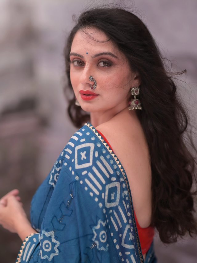 Shruti Marathe:मराठमोळ्या श्रुती मराठेचं निळ्या साडीत सुंदर फोटोशूट.