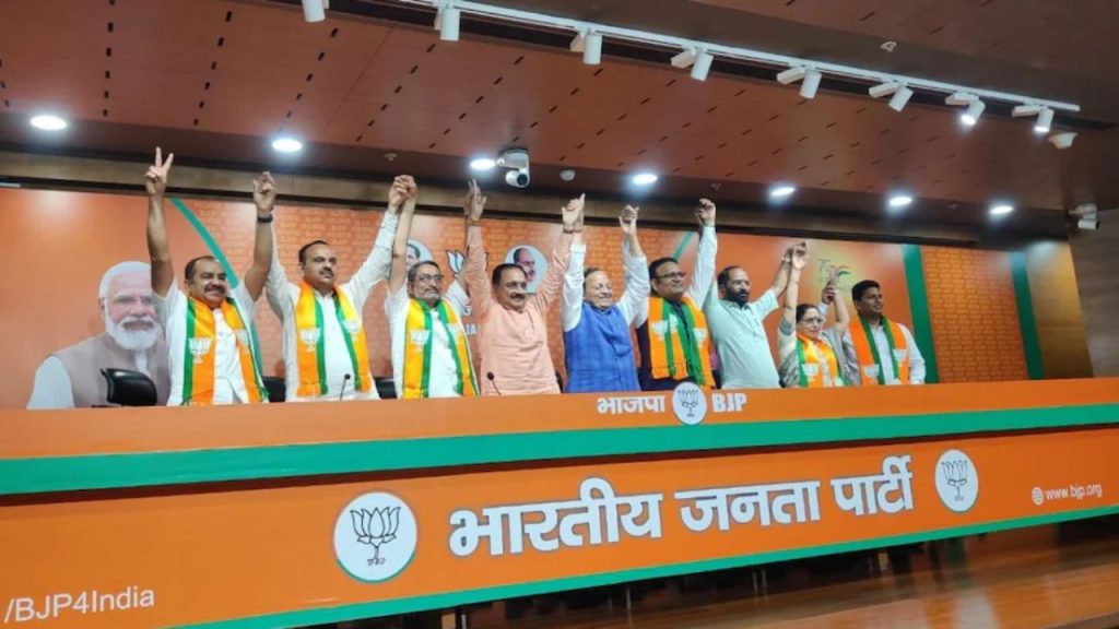 माजी मंत्री, आमदार अन् माजी आमदार.. सगळेच भाजपात; दिल्लीत 'आप'ला मोठं भगदाड!