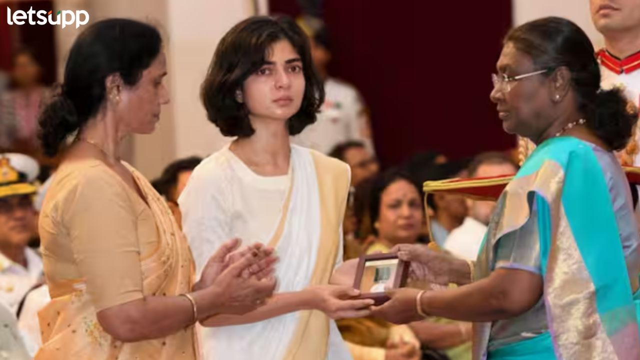 Kirti Chakra: शहिद कॅप्टन अंशुमानच्या आई-वडिलांचे सुनेवर आरोप; कीर्तिचक्र घेऊन गेली माहेरी Kirti Chakra: शहिद कॅप्टन अंशुमानच्या आई-वडिलांचे सुनेवर आरोप; कीर्तिचक्र घेऊन गेली माहेरी