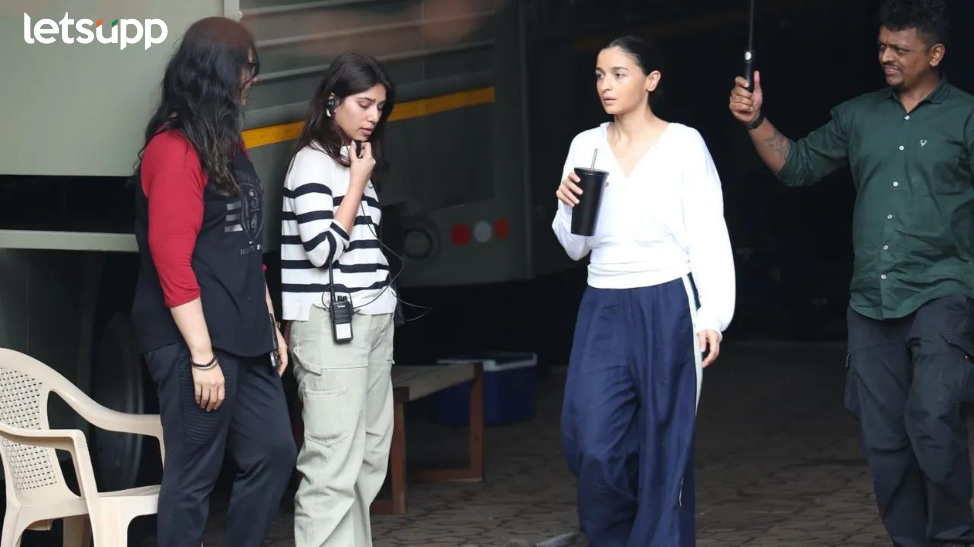 Alia Bhatt: आलियाने सुरु केली ‘अल्फा’ ची शूटिंग, Photos शेअर करत दाखवली झलक Alia Bhatt: आलिया भटने सुरु केली 'अल्फा' ची शूटिंग, Photos शेअर करत दाखवली झलक
