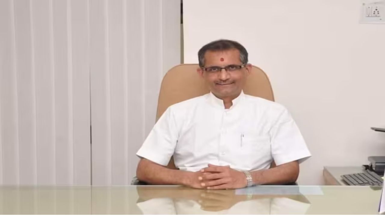 मोठी बातमी! UPSC अध्यक्ष मनोज सोनींचा राजीनामा; 2029 पर्यंत होती मुदत, टायमिंगने खळबळ Manoj Soni