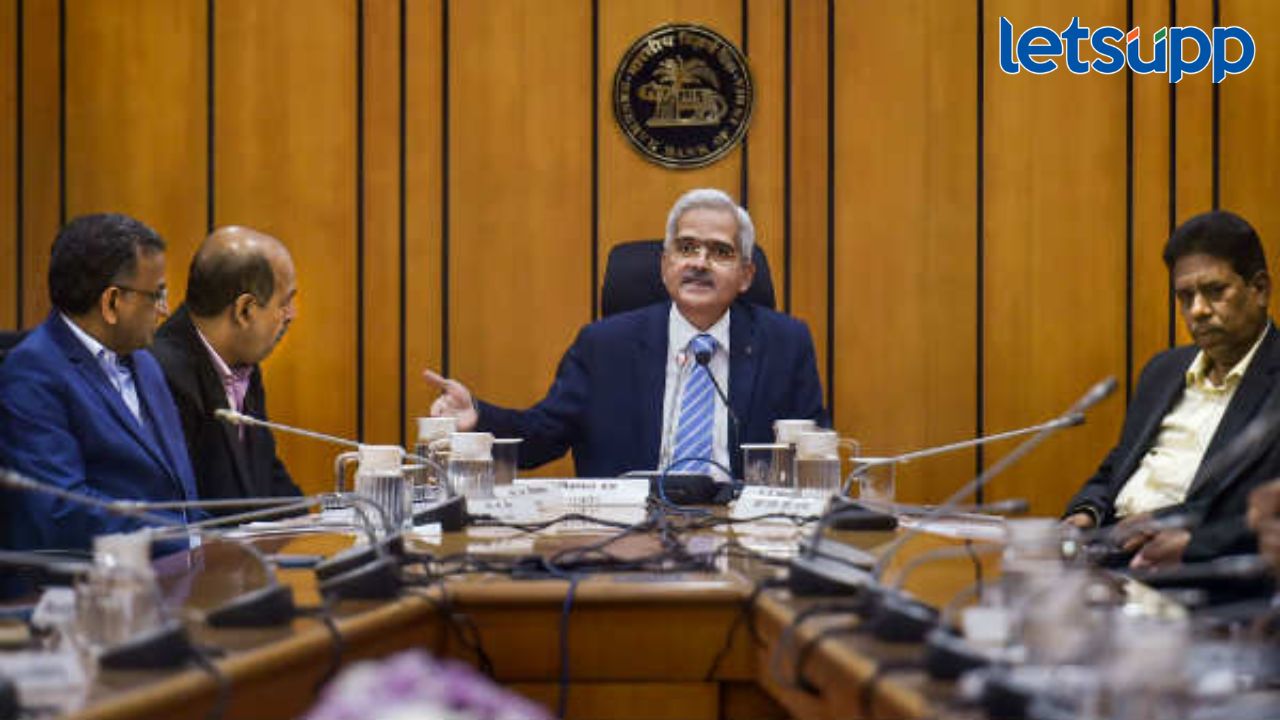 RBI Rules: आरबीआयकडून नियमात मोठे बदल; कर्जदारांना दिलासा, बँकांना पाठवल्या सूचना RBI Rules: आरबीआयकडून नियमात मोठे बदल; कर्जदारांना दिलासा, बँकांना पाठवल्या सूचना