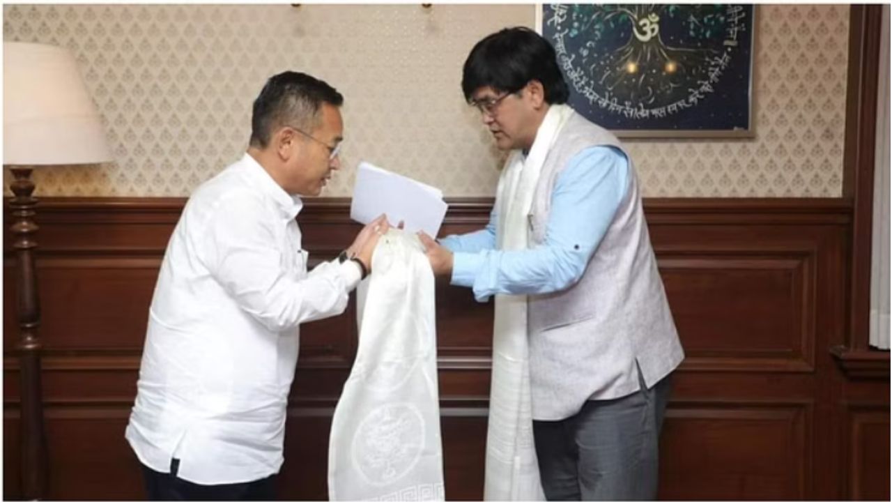 विरोधकमुक्त सिक्कीम! एकमेव विरोधी आमदाराचा सत्ताधारी पक्षात प्रवेश Sikkim Politics
