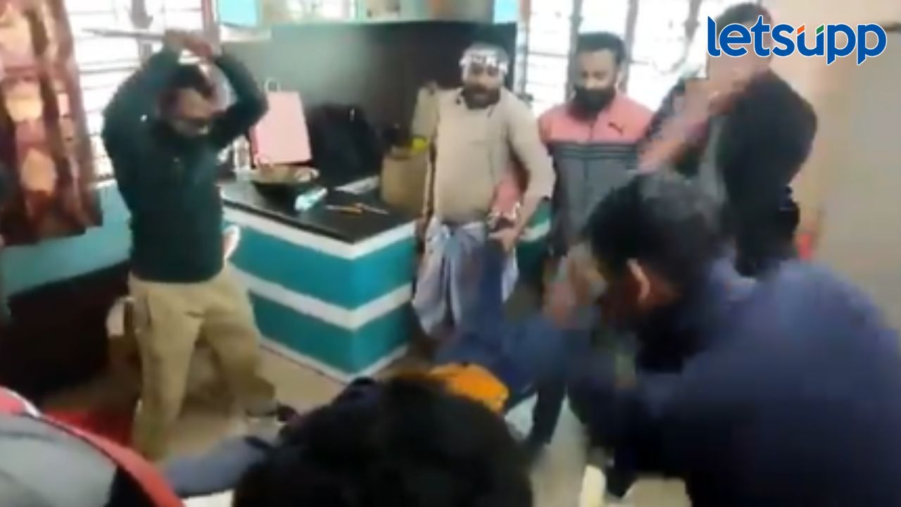 Video: धक्कादायक घटना! हात अन् पाय पकडून महिलेला बेदम मारहाण, व्हिडिओ व्हायरल Video: धक्कादायक घटना! हात अन् पाय पकडून महिलेला बेदम मारहाण, व्हिडिओ व्हायरल