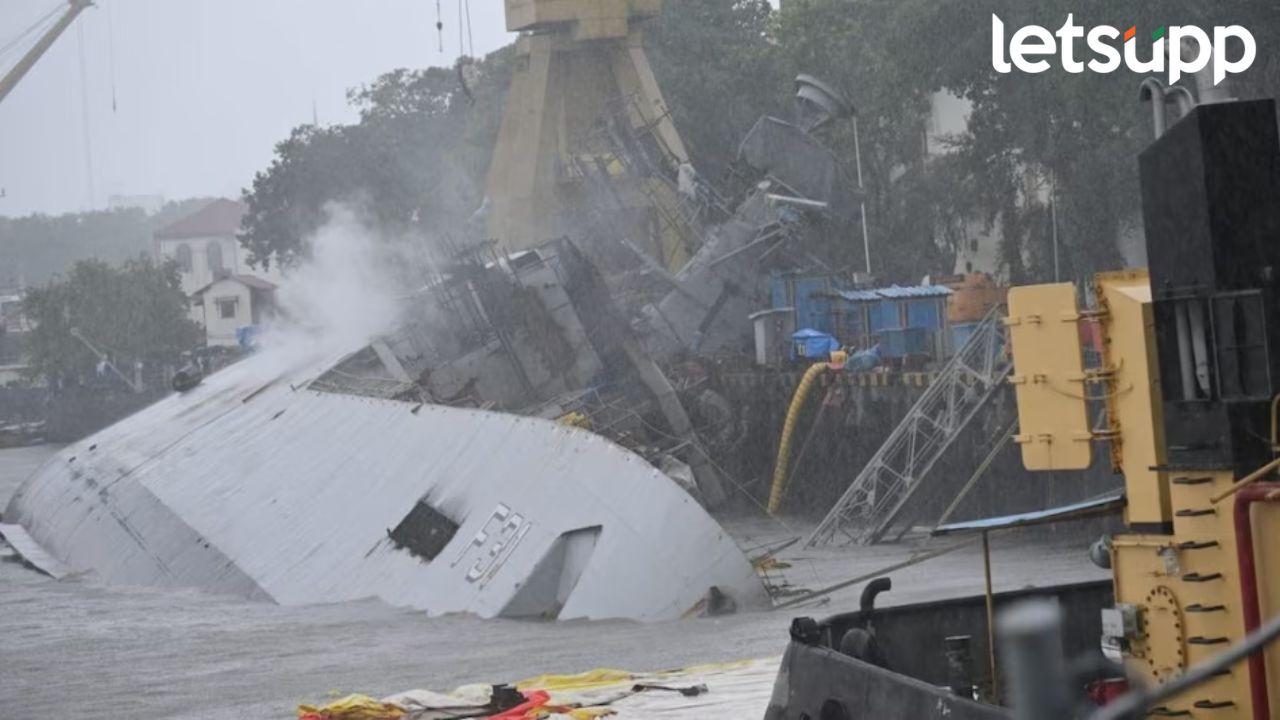 INS ब्रह्मपुत्रा जहाजाला भीषण आग; एक खलाशी बेपत्ता, युद्धनौकाही एका बाजूला झुकली INS ब्रह्मपुत्रा जहाजाला भीषण आग; एक खलाशी बेपत्ता, युद्धनौकाही एका बाजूला झुकली
