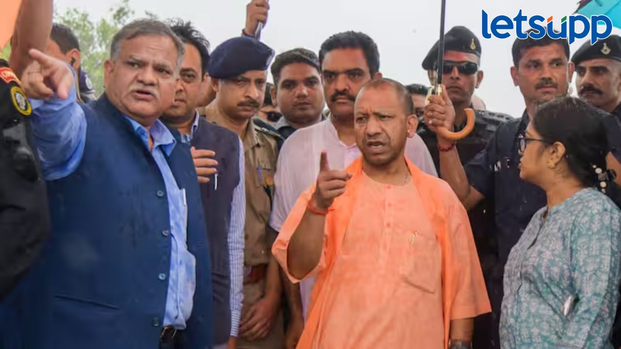 Hathras Stampede: मुख्यमंत्री योगींकडे सोपवला 15 पानी SIT अहवाल; किती जणांचे घेतले जबाब? Satsang: मुख्यमंत्री योगींकडे सोपवला 15 पानी SIT अहवाल; किती जणांचे घेतले जबाब?