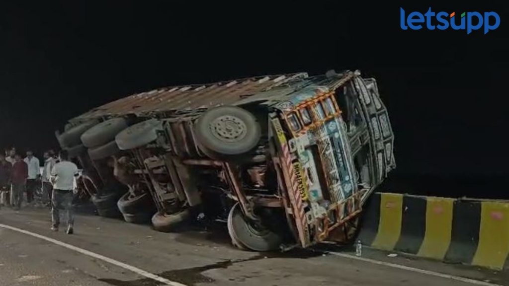 Ahmednagar News : मोठी बातमी! अहमदनगर शहरातील उड्डाण पुलावर ट्र्क उलटला
