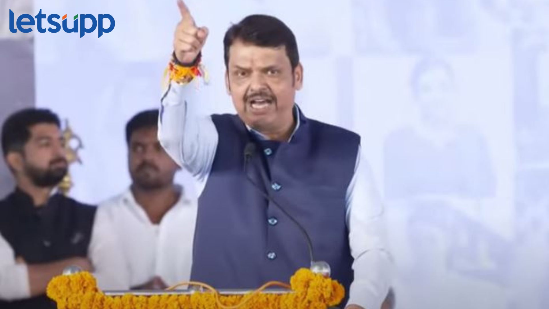 विरोधकांच्या तोंडाला पट्ट्याचं बऱ्या; काळ्या फिती लावून आंदोलन करणाऱ्यांना फडणवीसांनी डिवचलं Devendra Fadnavis : विरोधकांच्या तोंडाला पट्ट्याचं बऱ्या; काळ्या फिती लावून आंदोलन करणाऱ्यांना फडणवीसांनी डिवचलं