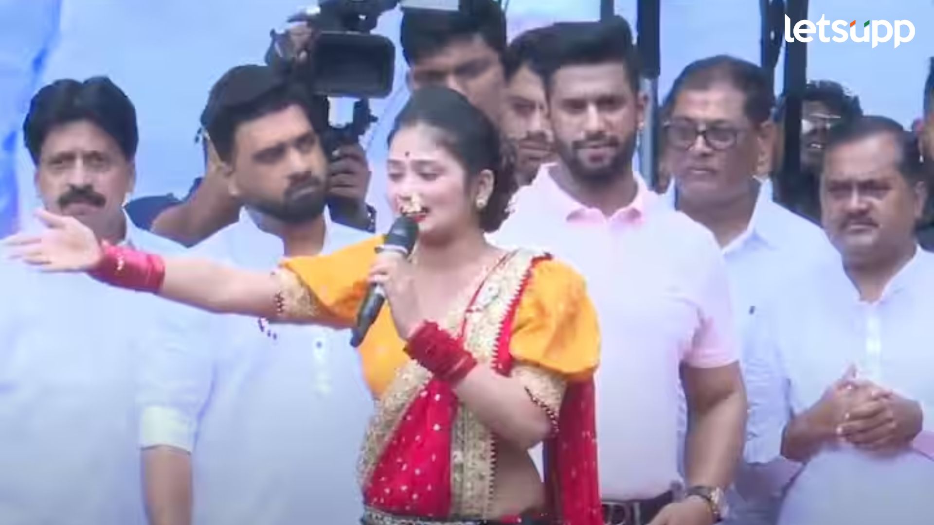 गौतमीच्या कातिला अदावर, मुंबईकर फिदा; प्रकाश सुर्वेंची दहीहंडी गाजवली, पाहा फोटो