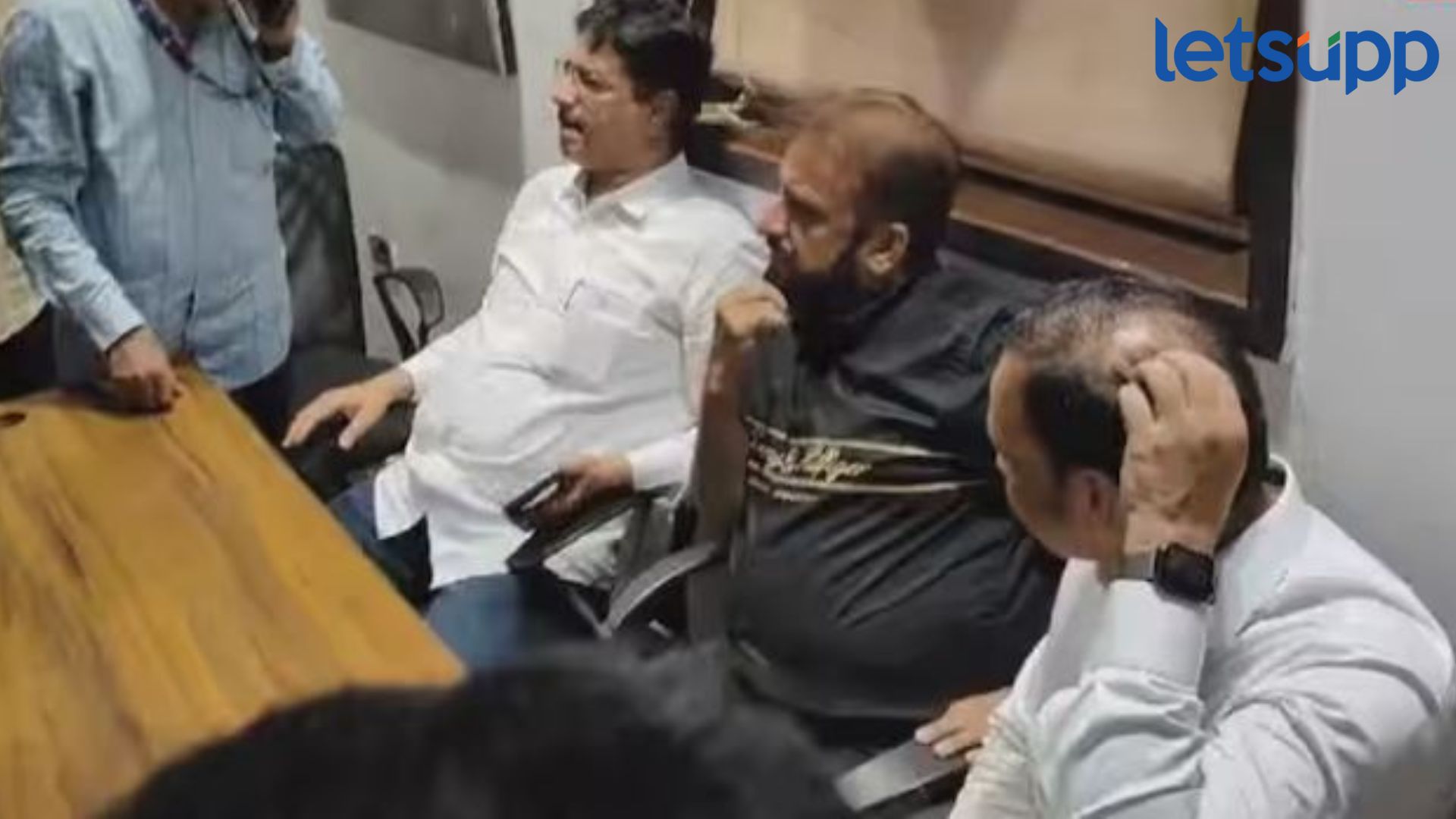 Video : मोठी बातमी! MIM च्या पत्रकार परिषदेमध्ये राडा; पहा व्हिडिओ Imtiaz Jaleel : मोठी बातमी! MIM च्या पत्रकार परिषदेमध्ये राडा; पहा व्हिडिओ