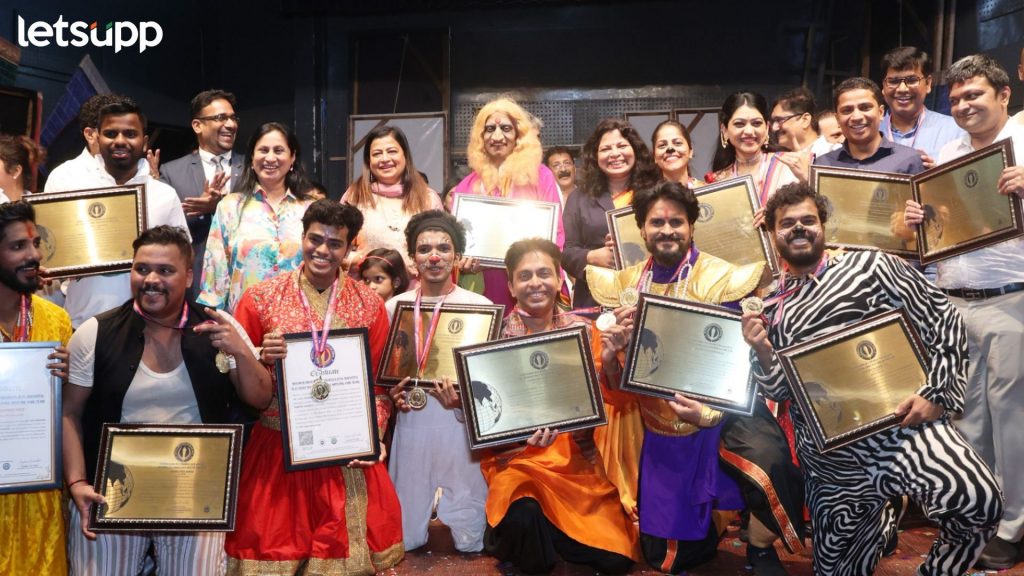 Marathi Natak : 'अलबत्या गलबत्या'च्या विक्रमी प्रयोगांना प्रेक्षकांचा भरभरून प्रतिसाद