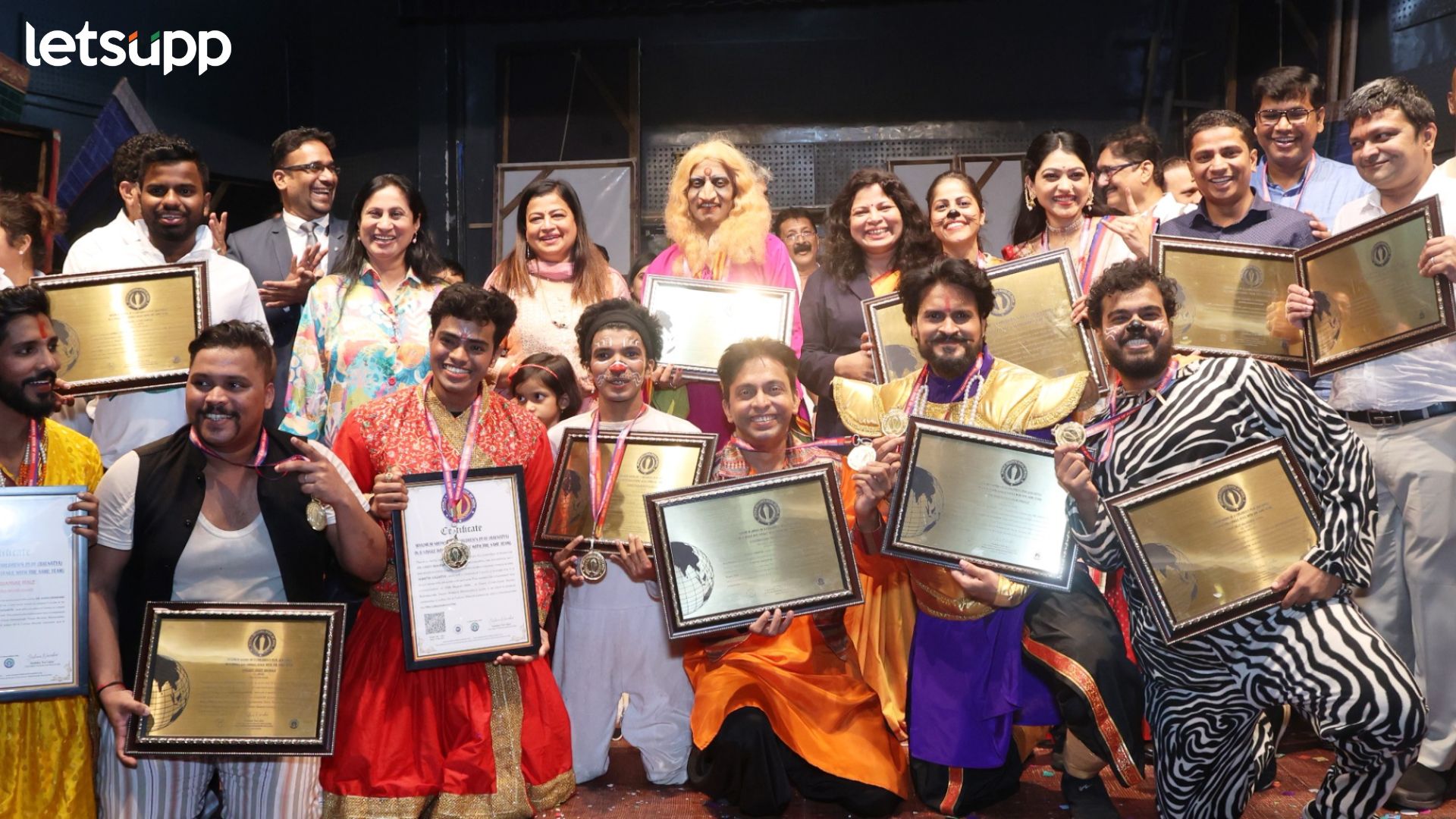 Marathi Natak : ‘अलबत्या गलबत्या’च्या विक्रमी प्रयोगांना प्रेक्षकांचा भरभरून प्रतिसाद Marathi Natak : 'अलबत्या गलबत्या'च्या विक्रमी प्रयोगांना प्रेक्षकांचा भरभरून प्रतिसाद