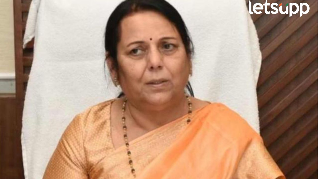 सगळ्यांकडे छान-छान गाड्या मग दारिद्र्य रेषेखाली कसे? मर्सिडीजनंतर गोऱ्हेंच्या भाषणात शिवसैनिकांच्या गाड्या Neelam Gorhe