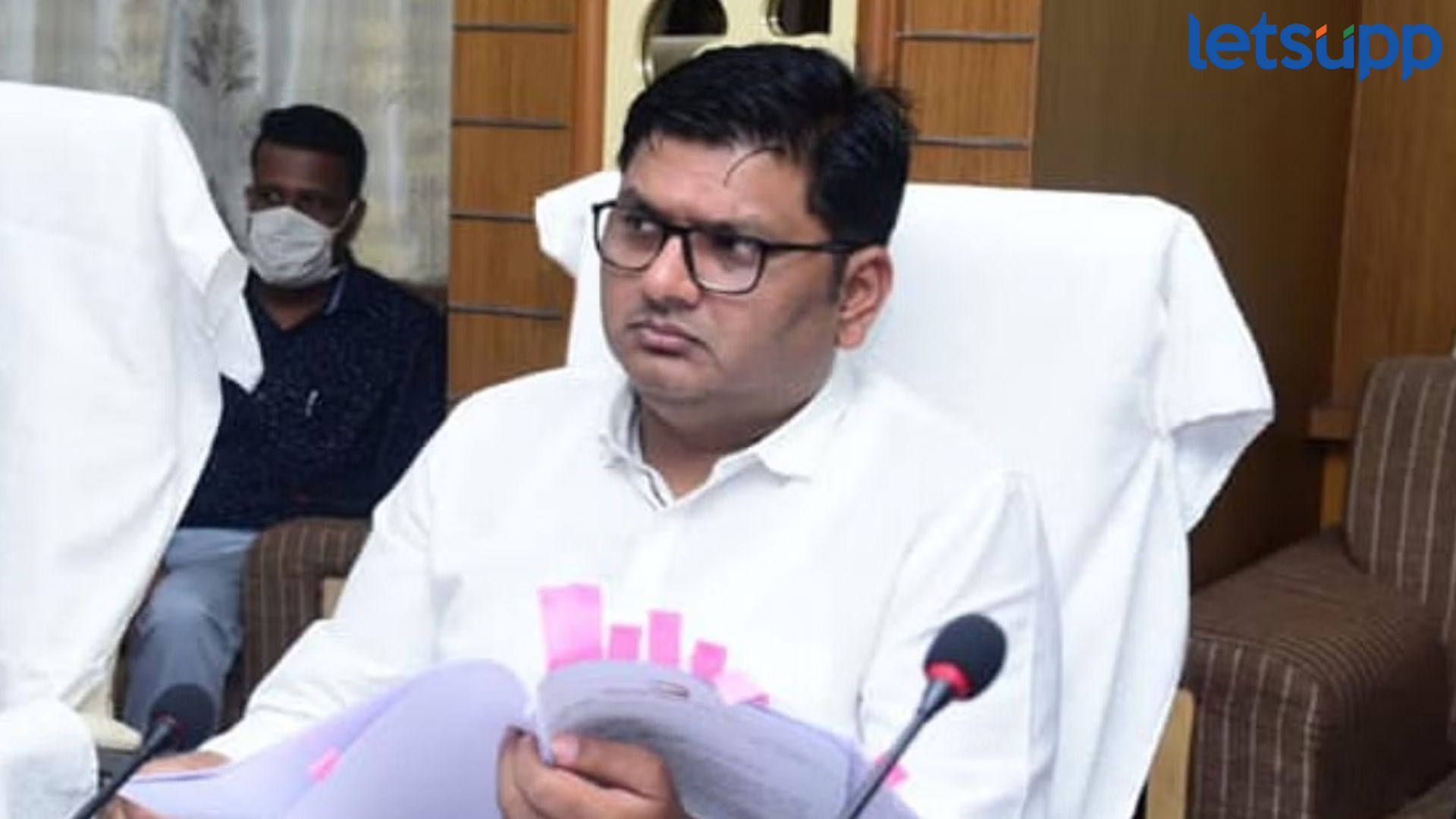 बहिणींना खुश केलं, शेतकऱ्यांच काय? तनपुरेंचा सत्ताधाऱ्यांवर निशाणा Prajakt Tanpure : बहिणींना खुश केलं, शेतकऱ्यांच काय? तनपुरेंचा सत्ताधाऱ्यांवर निशाणा