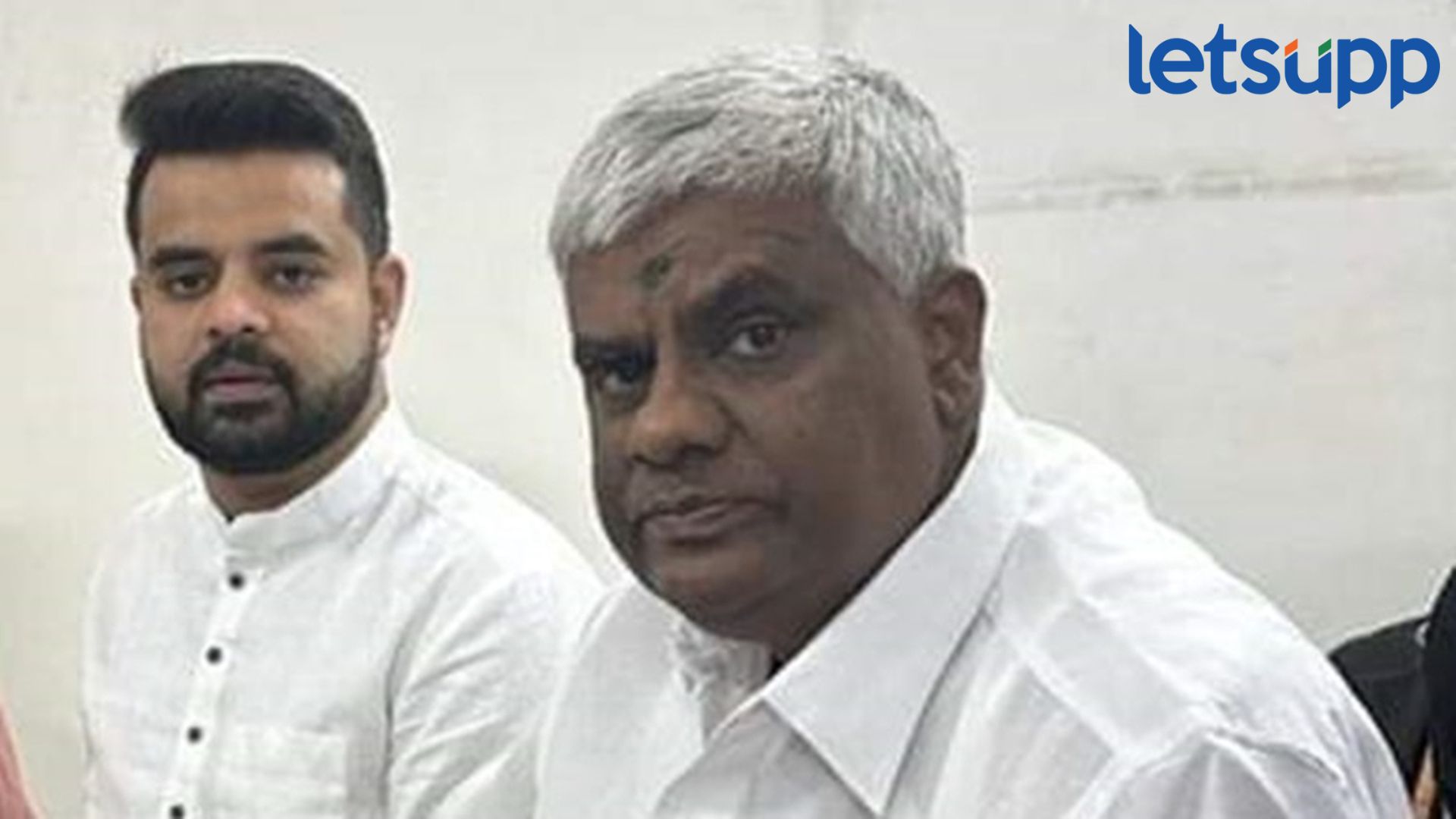 Prajwal Revanna : मोठी बातमी! प्रज्वल रेवण्णाविरोधात 2 हजार पानांचे आरोपपत्र दाखल Prajwal Revanna : मोठी बातमी! प्रज्वल रेवण्णाविरोधात 2 हजार पानांचे आरोपपत्र दाखल