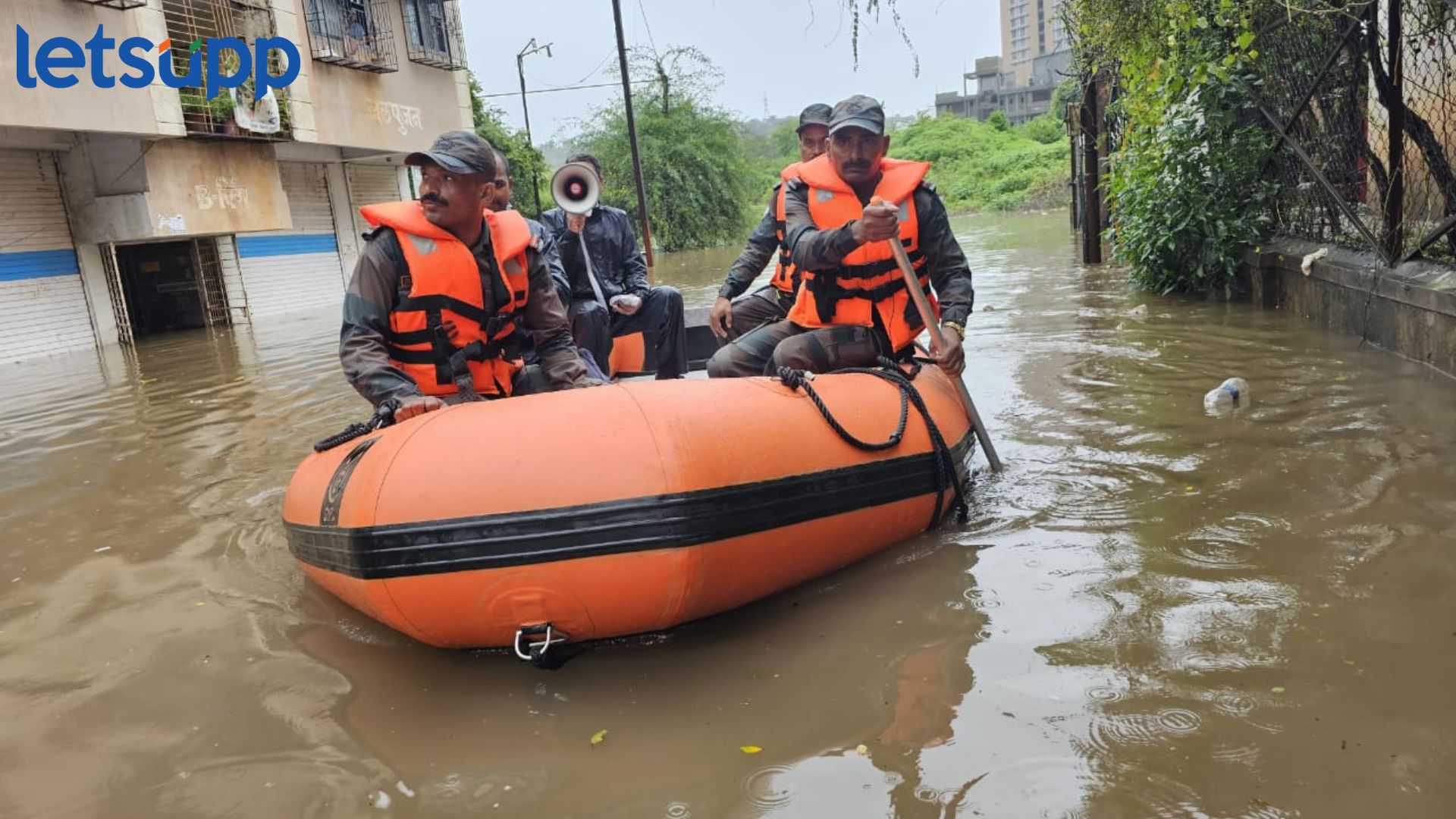 खडकवासला धरणातून पाण्याचा विसर्ग वाढला, पूरग्रस्तांच्या मदतीसाठी भारतीय लष्कर तैनात Pune Rain Update : खडकवासला धरणात पाण्याचा विसर्ग वाढला, पूरग्रस्तांच्या मदतीसाठी भारतीय लष्कर तैनात