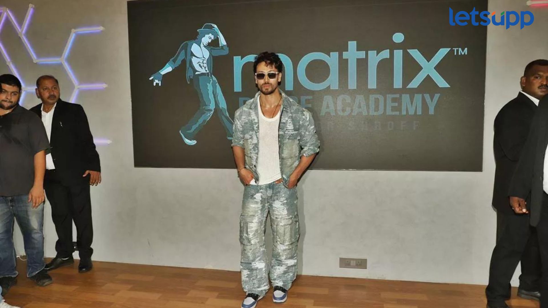 Tiger Shroff: मुलांना डान्स शिकवण्यासाठी अभिनेत्याने सुरु केली ‘मॅट्रिक्स डान्स अकादमी,’ जाणून घ्या सविस्तर… Tiger Shroff: मुलांना डान्स शिकवण्यासाठी अभिनेत्याने सुरु केली 'मॅट्रिक्स डान्स अकादमी,' जाणून घ्या सविस्तर...
