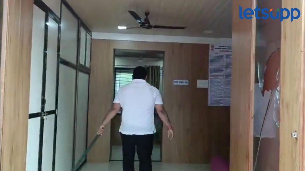 Vaibhav Naik : आमदार वैभव नाईक संतापले, सिनेस्टाईल ऑफिसची तोडफोड; व्हिडिओ व्हायरल