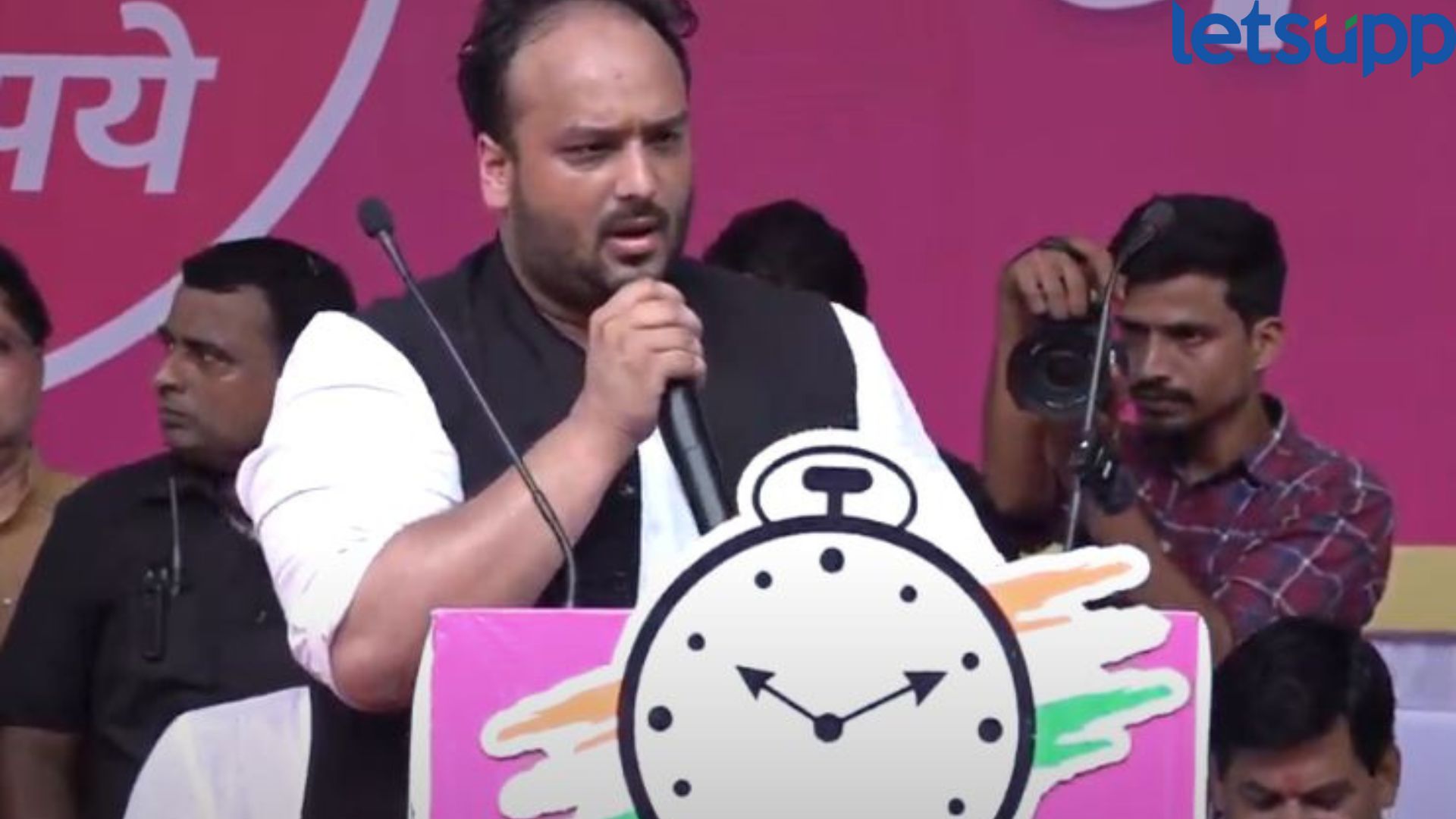 ‘जो हाल तेरे बाप का हुआ, वही तेरा होगा’; झिशान सिद्धीकींना जीवे मारण्याची धमकी देत 10 कोटींची मागणी Zishan Siddiqui : 'मोहब्बत की दुकान खोलने से कूछ नही होता...,' कॉंग्रेसच्या झिशान सिद्दीकींचा राहुल गांधींना घरचा आहेर