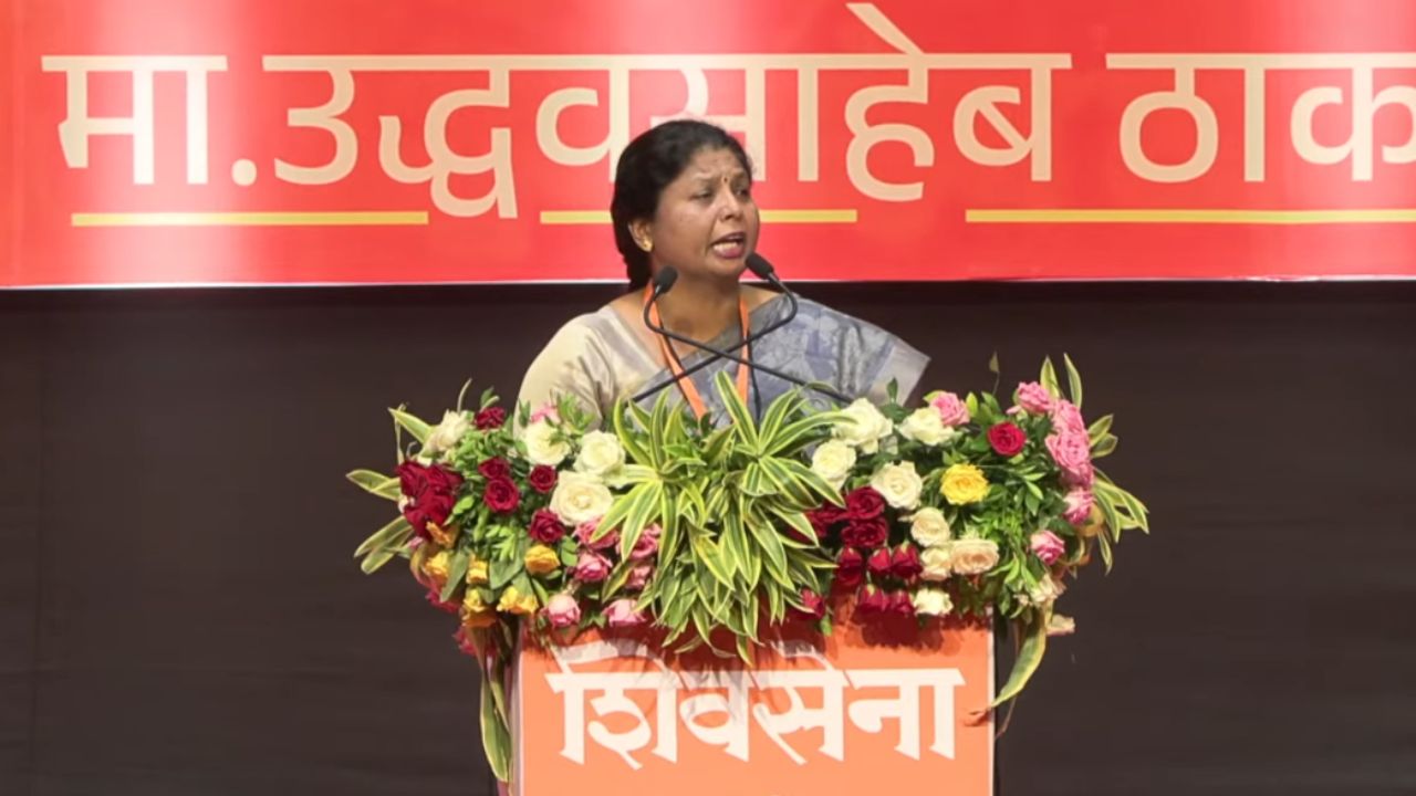 ‘देवेंद्र फडणवीस सीबीआयचे डायरेक्टर आहेत का?’ वाझेंचा उल्लेख करत अंंधारेंचा हल्लाबोल 'देवेंद्र फडणवीस सीबीआयचे डायरेक्टर आहेत का?' वाझेंचा उल्लेख करत अंंधारेंचा हल्लाबोल