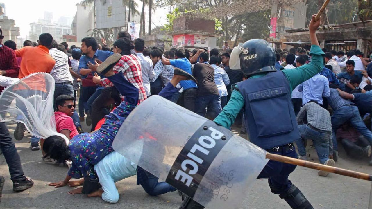 भारताचा मोठा निर्णय, बांग्लादेशातून उच्चायोग-वाणिज्य दूतावासातील कर्मचाऱ्यांना परत बोलावले मोठी बातमी! बांग्लादेशातील व्हिसा केंद्र अनिश्चित काळासाठी बंद; केंद्र सरकारचा निर्णय