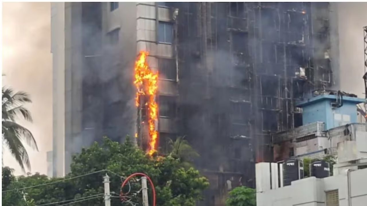 Bangladesh : धक्कादायक! हॉटेलच्या आगीत 8 होरपळले; हिंसक जमावाच्या मदतीने 500 कैदी पळाले Bangladesh : धक्कादायक! हॉटेलच्या आगीत 8 होरपळले; हिंसक जमावाच्या मदतीने 500 कैदी पळाले