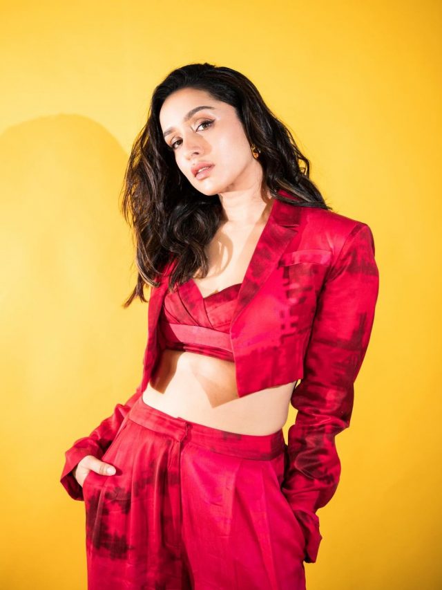 Shraddha Kapoor :   रेड ड्रेस अन् बोल्ड अदा... श्रद्धा कपूरच्या लूकवर चाहते फिदा