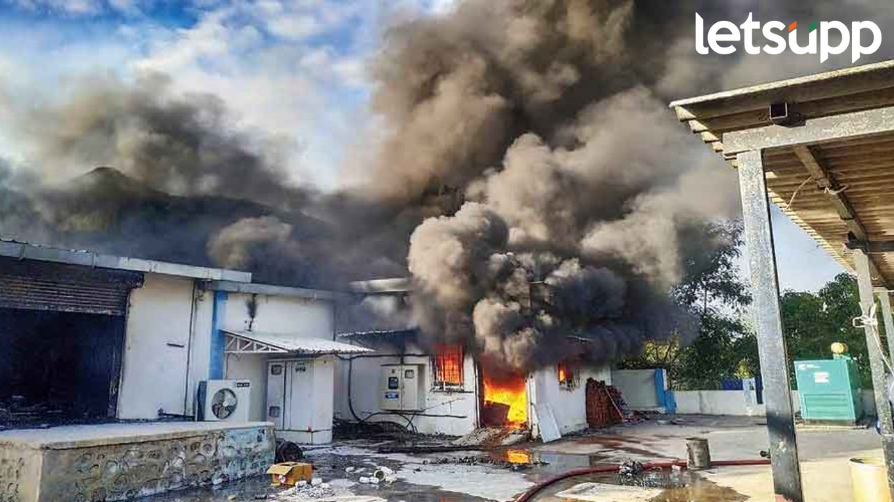 Company fire: सांगली औद्योगिक वसाहतीतील कंपनीत भीषण आग, आग विझवण्याचे प्रयत्न सुरू Company fire: सांगली औद्योगिक वसाहतीतील कंपनीत भीषण आग, आग विझवण्याचे प्रयत्न सुरू
