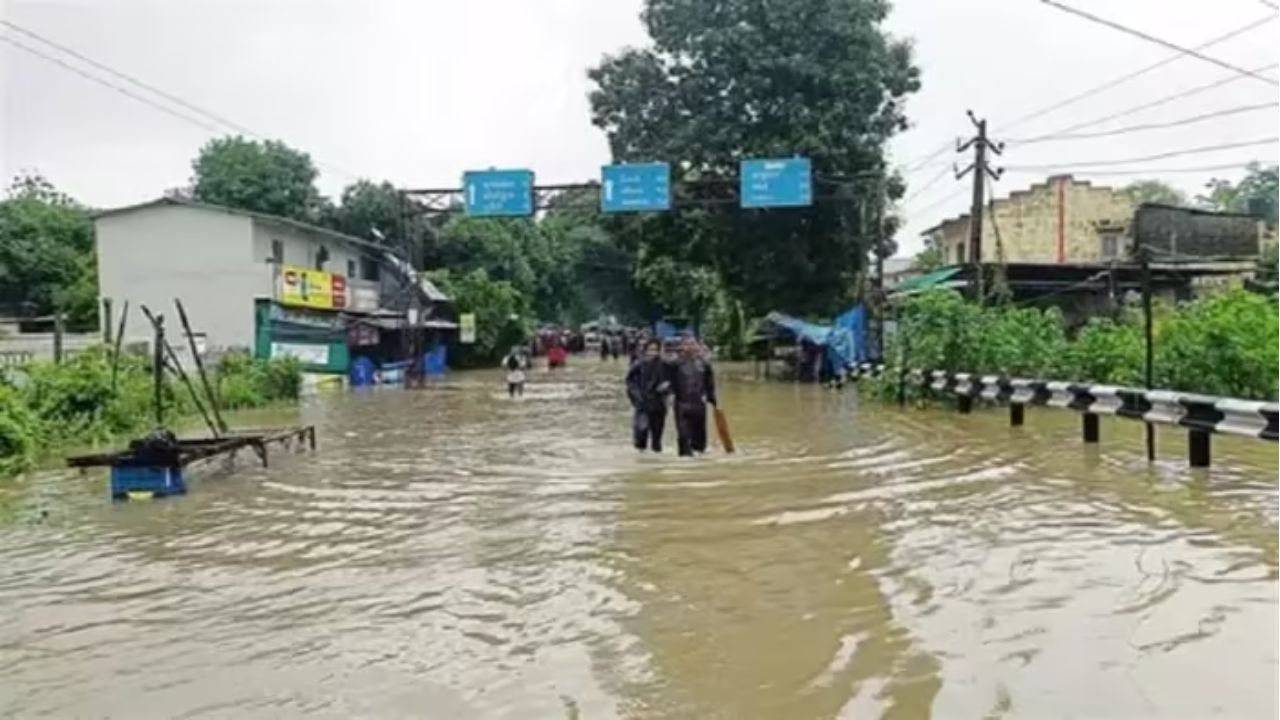 गुजरातमध्ये पावसाचं थैमान! 30 जणांचा मृत्यू, 17 हजार लोकांचे रेस्क्यू; हवामान विभागाचा इशारा Gujarat Rains