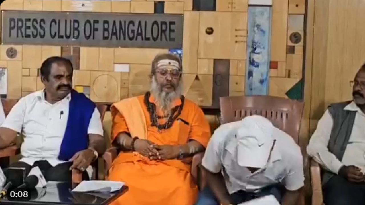 VIDEO : बोलताना अचानक कोसळले, बेशुद्ध पडले अन् मृत्यूने गाठले; काँग्रेस नेत्याला हार्ट अटॅक Karnataka Congress