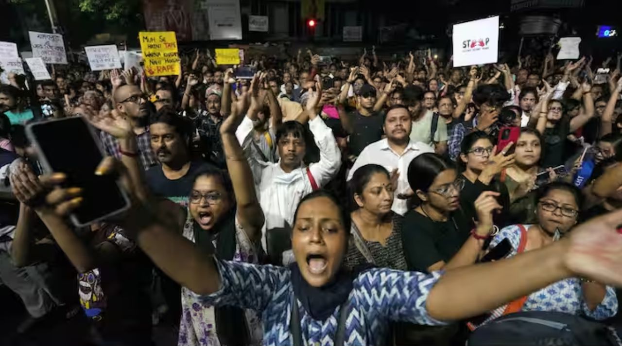 आंदोलन चिघळलं! कोलकात्यातील आरजी कर रुग्णालयात तोडफोड; पोलिसांचाही लाठीचार्ज Kolkata