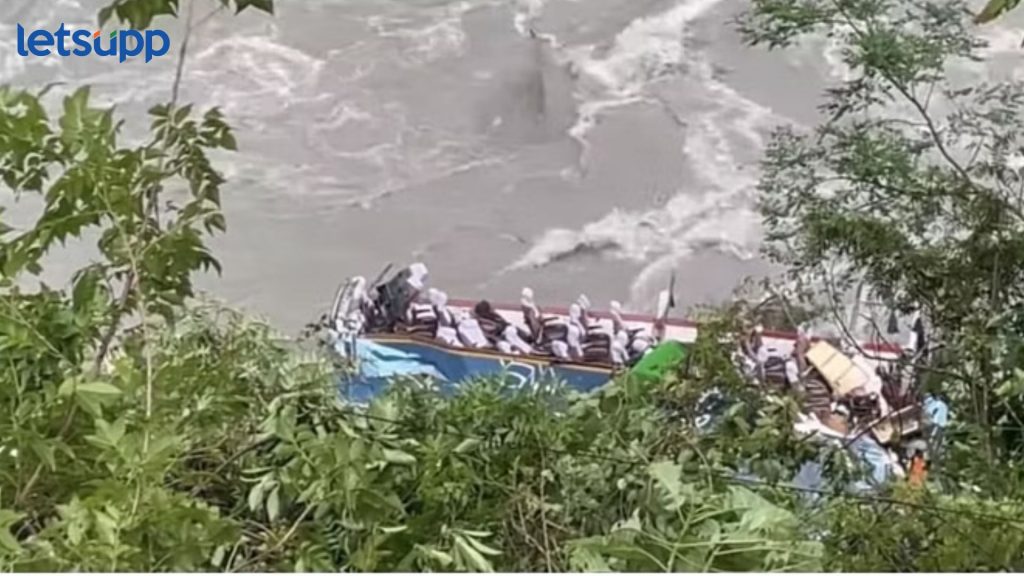 मोठी बातमी : नेपाळमध्ये भीषण अपघात; 40 भारतीयांना घेऊन जाणारी बस नदीत कोसळली