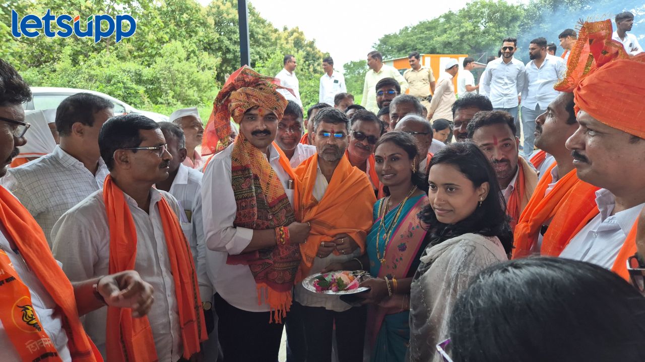 Parner Assembly : पारनेरची जागा ठाकरेंना जाणार? शिवसैनिकाने लंकेना आठवण करून दिला लोकसभेतील शब्द Parner Assembly : पारनेरची जागा देण्याचा लंकेंनी दिला होता शब्द; डॉ. श्रीकांत पठारेंनी केलं स्पष्ट