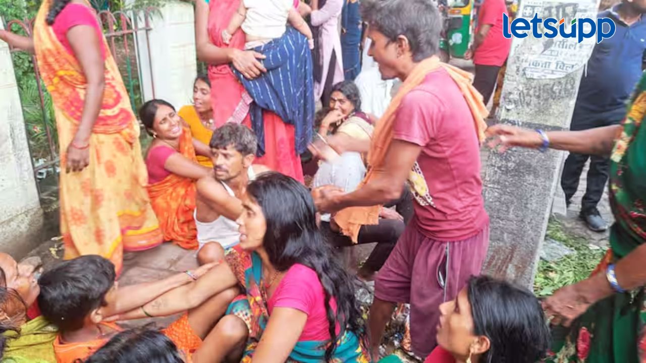 मोठी दुर्घटना! श्रावण सोमवारी सिद्धेश्वरनाथ मंदिरात चेंगराचेंगरी, 7 जणांचा मृत्यू तर 12 जण जखमी मोठी दुर्घटना! श्रावण सोमवारी सिद्धेश्वरनाथ मंदिरात चेंगराचेंगरी, 7 जणांचा मृत्यू तर 12 जण जखमी