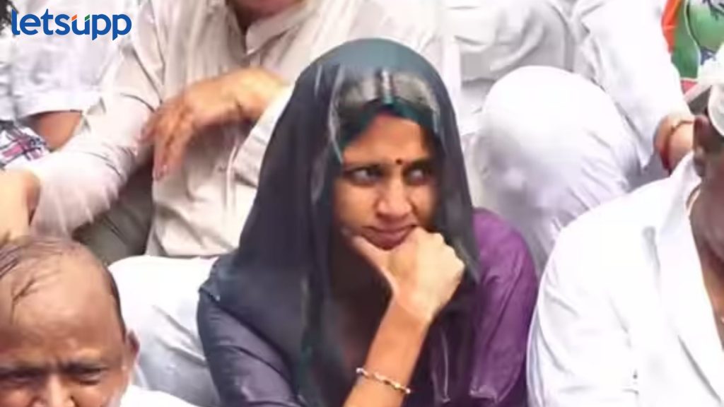 भर पावसात शरद पवारांचे आंदोलन, सुप्रिया सुळेंचे डोक्यावर पदर घेऊन भाषण, पाहा फोटो...
