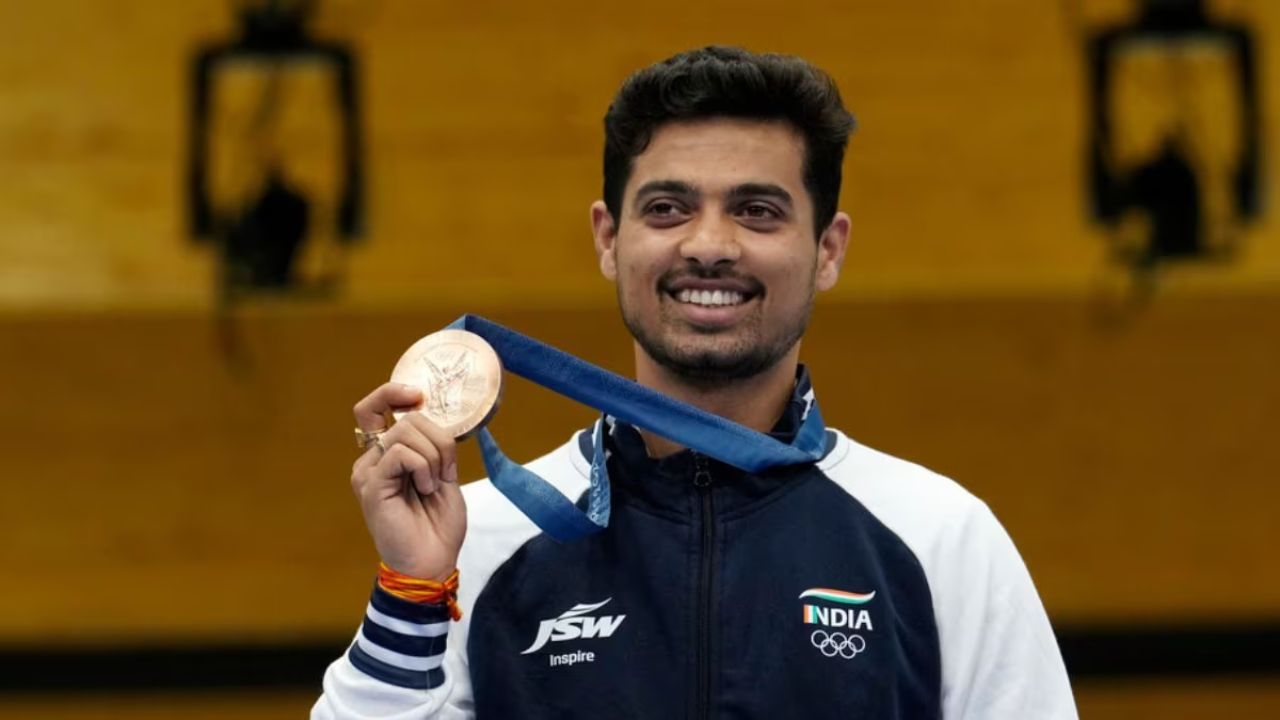 तिकीट कलेक्टर नाही आता रेल्वे अधिकारी; पदकवीर ‘स्वप्नील’ला रेल्वेनेही दिलं प्रमोशन Swapnil Kusale