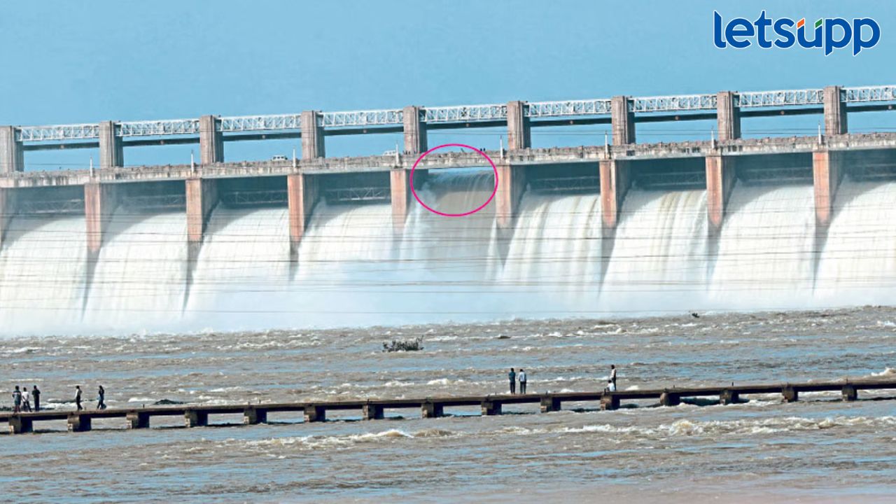 तुंगभद्रा धरणाचा दरवाजा गेला वाहून; पाण्याचा विसर्ग वाढला, अनेक गावच्या नागरिकांचं केलं स्थलांतर तुंगभद्रा धरणाचा दरवाजा गेला वाहून; पाण्याचा विसर्ग वाढला, अनेक गावच्या नागरिकांचं केलं स्थलांतर