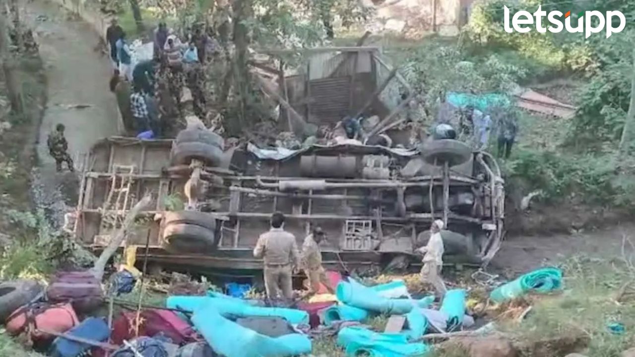 बीएसएफ जवानांची बस दरीत कोसळली; चार जवान शहीद, 28 हून अधिक जण जखमी A Bus Carrying BSF Jawans