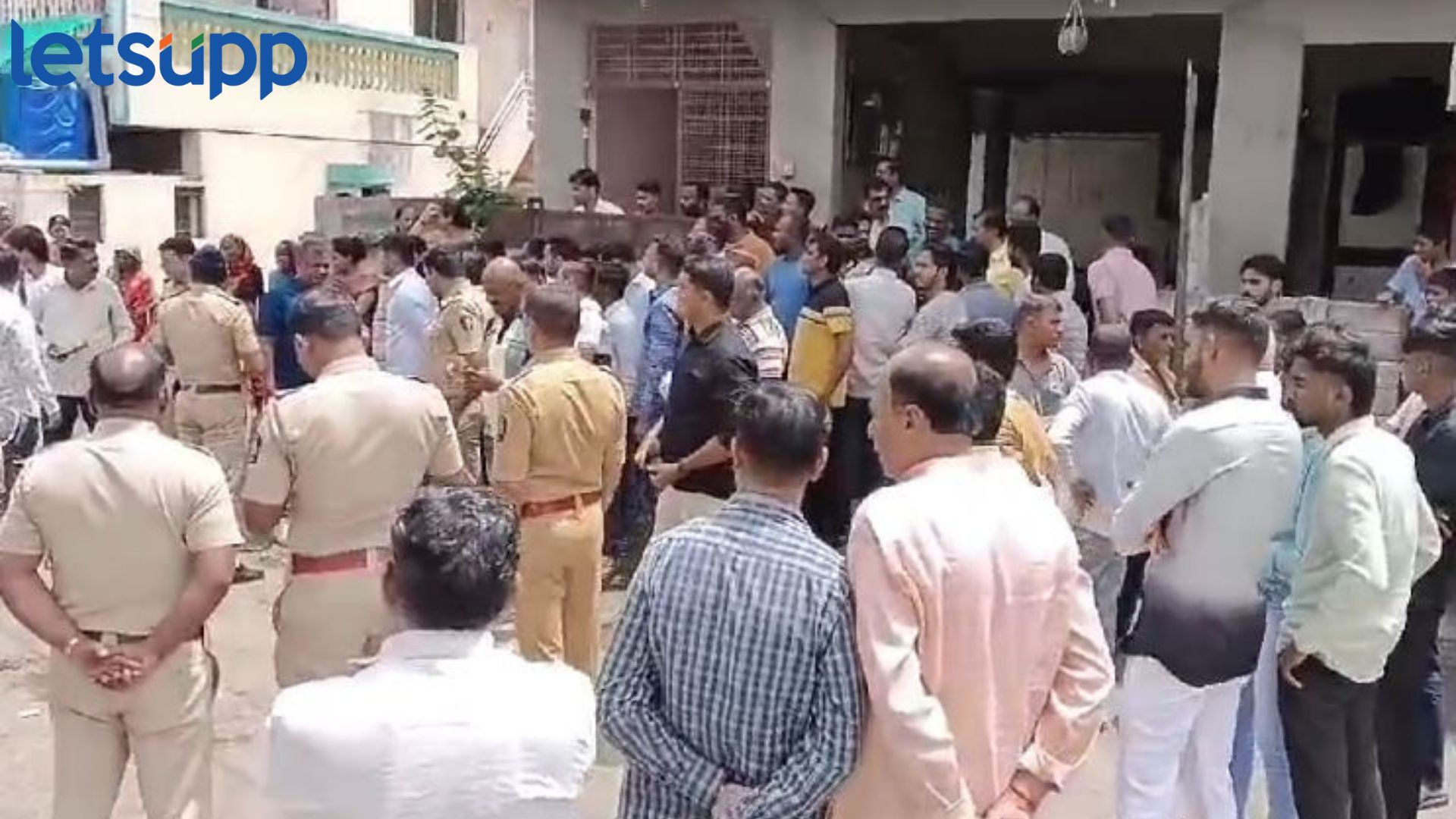 अहमदनगरमध्ये धक्कादायक प्रकरण, 71 वर्षाच्या वृद्धाची धारदार शस्त्राने हत्या Ahmednagar News : अहमदनगरमध्ये धक्कादायक प्रकरण, 71 वर्षाच्या वृद्धाची धारदार शस्त्राने हत्या, पोलीस घटनास्थळी दाखल