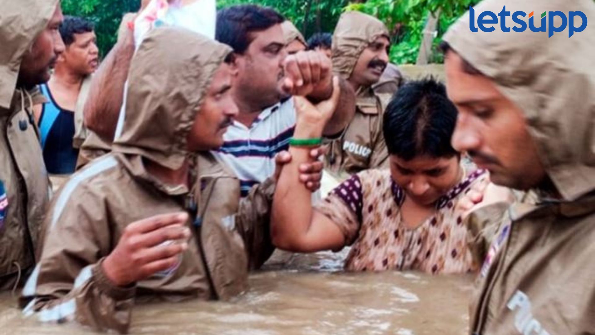 ‘या’ भागात पावसाचा कहर, तब्बल 323 रेल्वे गाड्या रद्द, 33 लोकांचा मृत्यू Andhra Pradesh Rain : 'या' भागात पावसाचा कहर, तब्बल 323 रेल्वे गाड्या रद्द, 33 लोकांचा मृत्यू