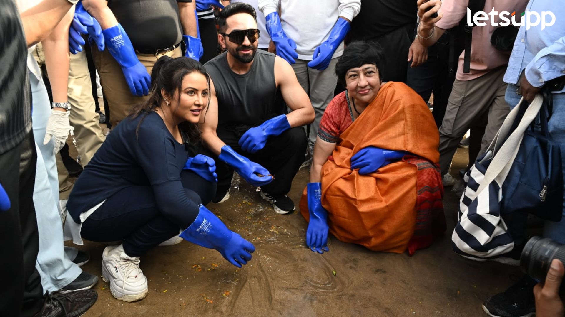 गणेशोत्सव होताच मिसेस उपमुख्यमंत्री लागल्या स्वच्छतेच्या कामाला, आयुष्मान खुराणाही सहभागी गणेशोत्सव होताच मिसेस उपमुख्यमंत्री लागल्या स्वच्छतेच्या कामाला, आयुष्मान खुराणाही सहभागी
