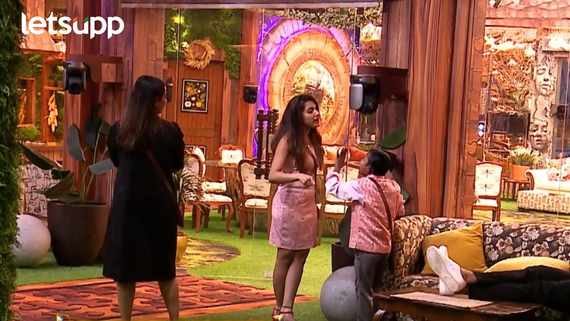 Bigg Boss Marathi: जान्हवी आणि घनःश्यामच्या वादाने गाठलंय टोक; काढतायत एकमेकांची अक्कल Bigg Boss Marathi: जान्हवी आणि घनःश्यामच्या वादाने गाठलंय टोक; काढतायत एकमेकांची अक्कल