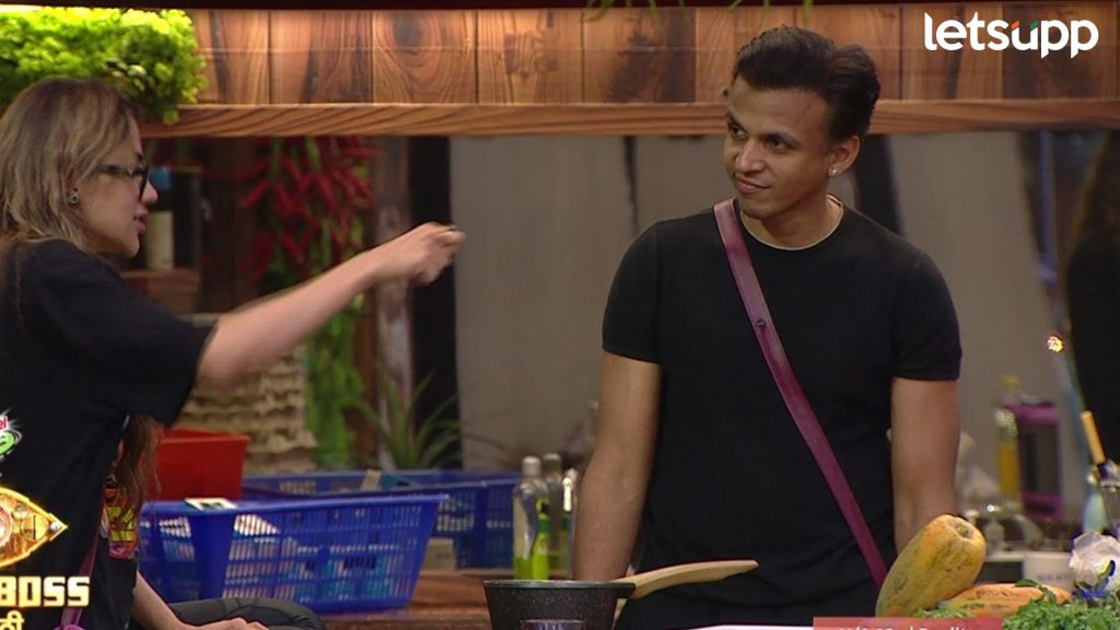 Bigg Boss Marathi: 'बिग बॉस मराठी'च्या घरात निक्की अभिजीतला शिकवतेय चहा बनवायला