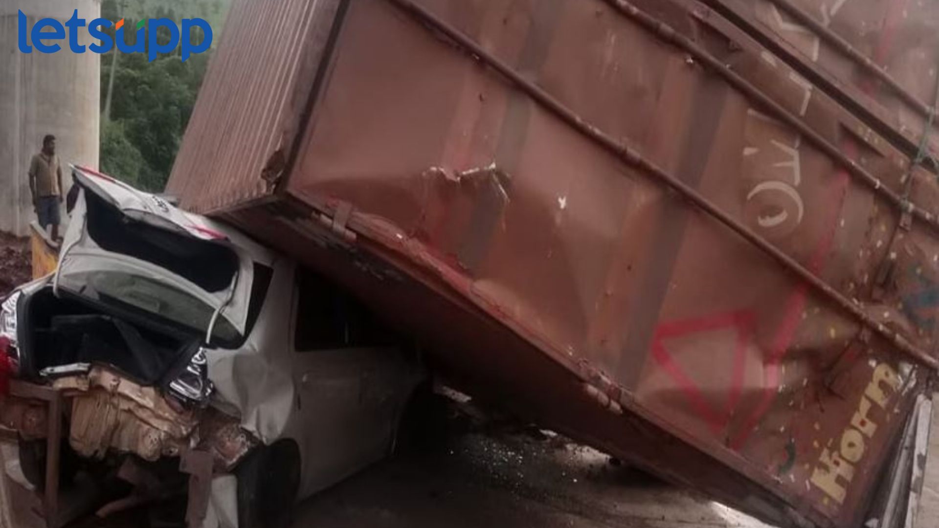 Kolhapur Accident : कोल्हापुरात भीषण अपघात, कंटेनरची 7 वाहनांना धडक Kolhapur Accident : कोल्हापुरात भीषण अपघात, कंटेनरची 7 वाहनांना धडक