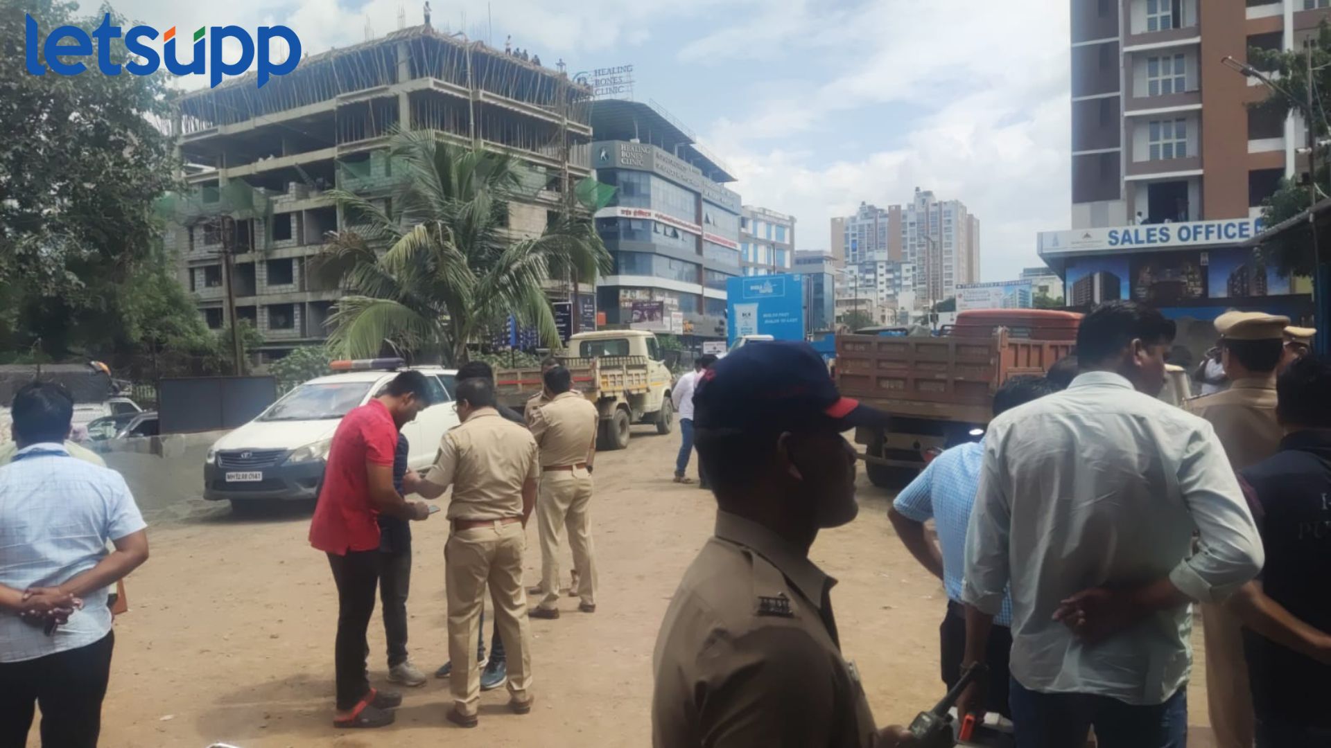 पुणे हादरलं! भरदिवसा वाळू व्यावसायिकावर गोळीबार, दोन जणांना अटक Kondhwa Police : पुणे हादरलं! भरदिवसा वाळू व्यावसायिकावर गोळीबार, दोन जणांना अटक