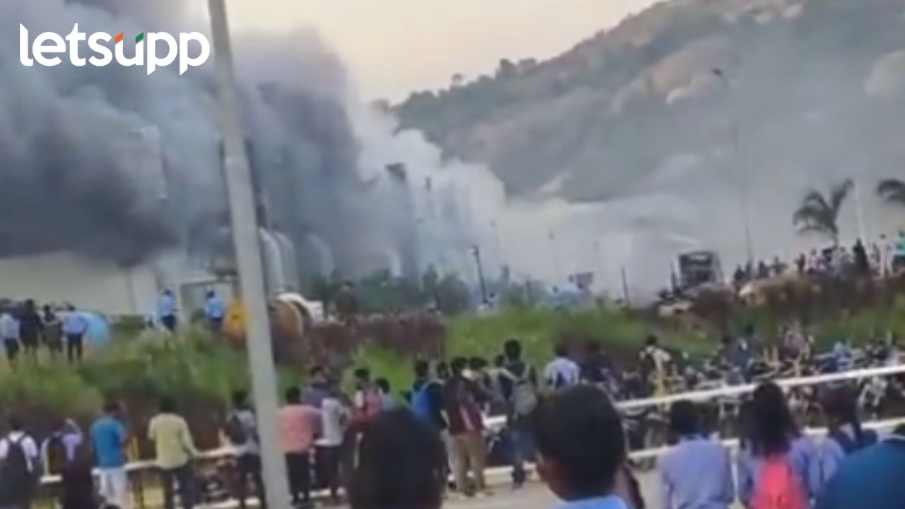 Video : टाटा समूहाच्या आयफोन प्लांटला भीषण आग; 100 हून अधिक पोलिस तैनात Video : टाटा समूहाच्या आयफोन प्लांटला भीषण आग; 100 हून अधिक पोलिस तैनात