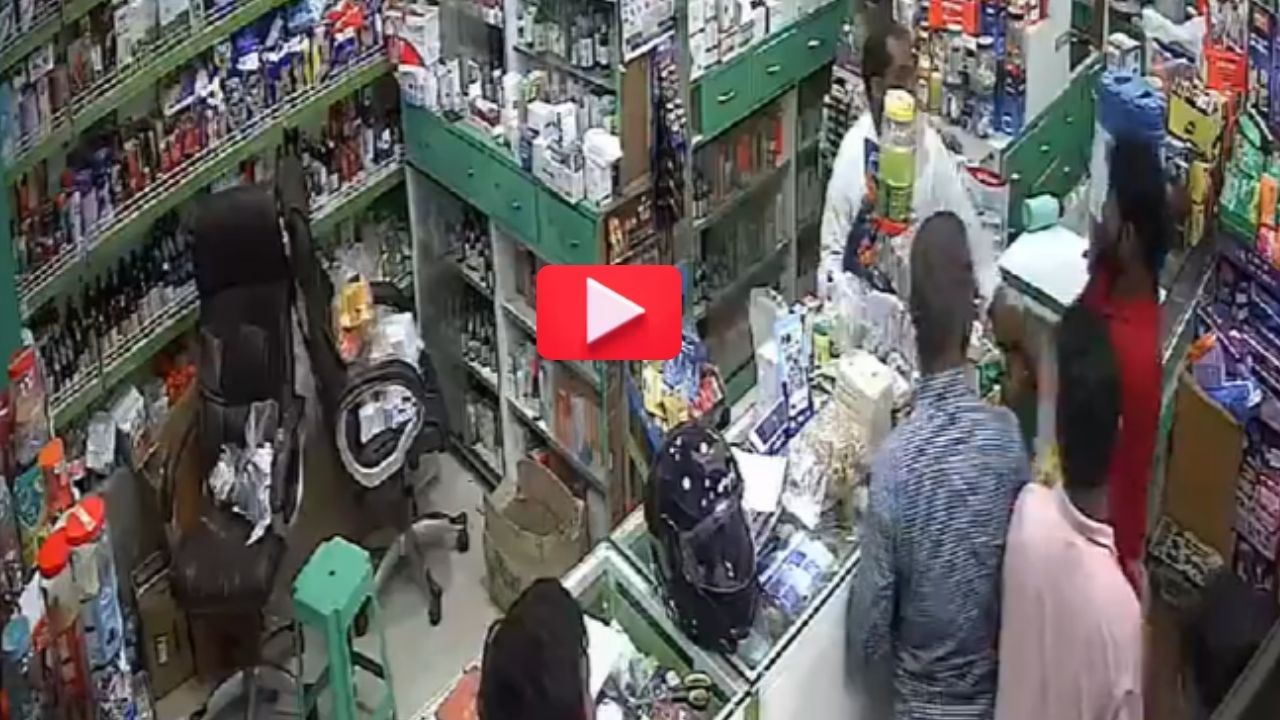 Video : दुकानाबाहेर ‘गोंधळ घालू नका’ म्हणताच मालकाला केली धक्काबुक्की; व्हिडिओ झाला व्हायरल Video : दुकानाबाहेर 'गोंधळ घालू नका' म्हताच मालकाला केली धक्काबुक्की; व्हिडिओ झाला व्हायरल